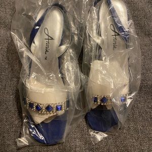 NIBag Annie blue kitten heel 6 1/2M